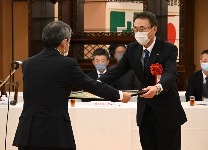 秋田県労働局長表彰 表彰状授与の様子